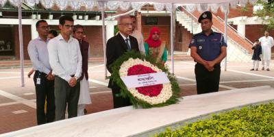 টুঙ্গিপাড়ায় বঙ্গবন্ধুর প্রতি শ্রদ্ধা নিবেদন প্রধানমন্ত্রীর প্রেস সচিবের